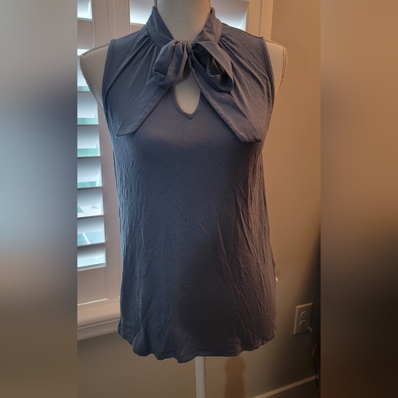 Navy sleevless cotton Banana republic shirt - Picture 1 of 3